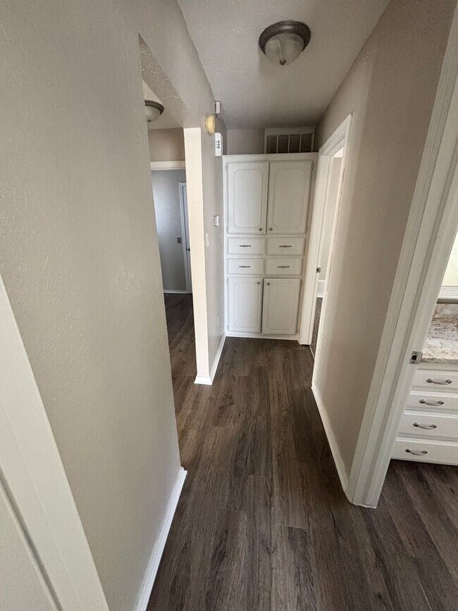 Building Photo - Beautifully remodeled with new paint, floo...