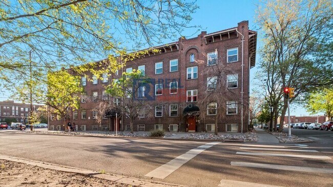 Building Photo - 541 E 14th Ave