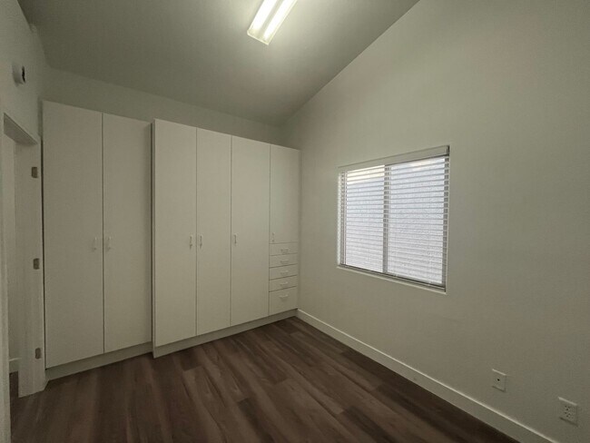 Building Photo - 2470 sq ft, remodeled single story, hard to find 5 bed, 2.5 bath, 2 car garage in guard gated Sta...