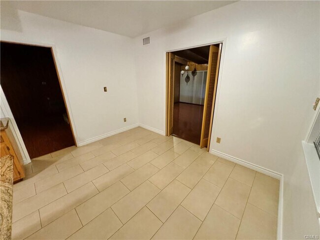 Building Photo - 15909 Vincennes St