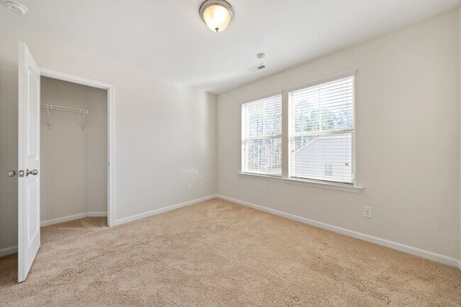 Building Photo - Amazing location in Durham-Pool, Tennis Courts, Gym!