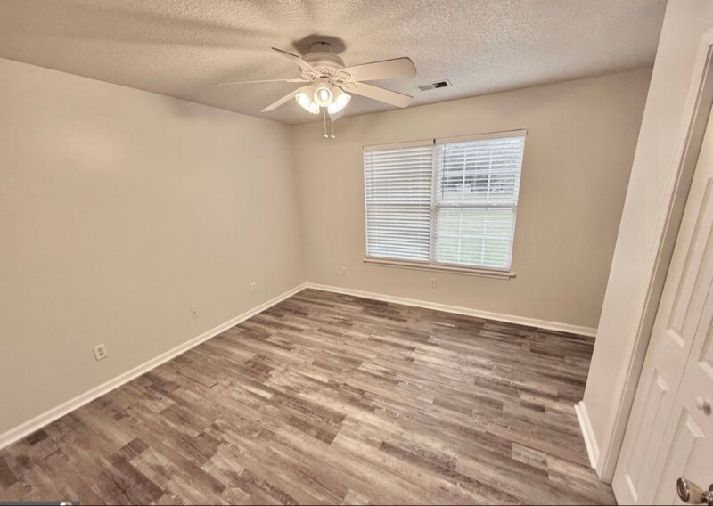 Building Photo - 206 Willow Dr