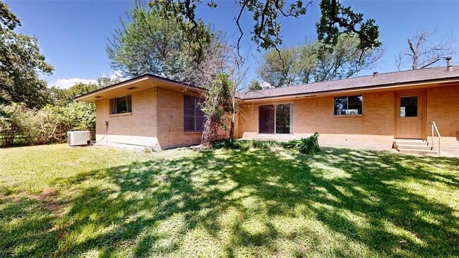 Building Photo - 203 W Brookside Dr