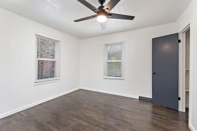 Building Photo - 5400 NE 49th St