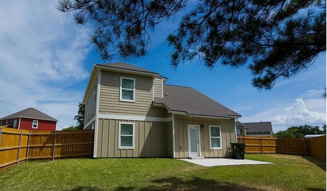Building Photo - 112 Waverly Dr