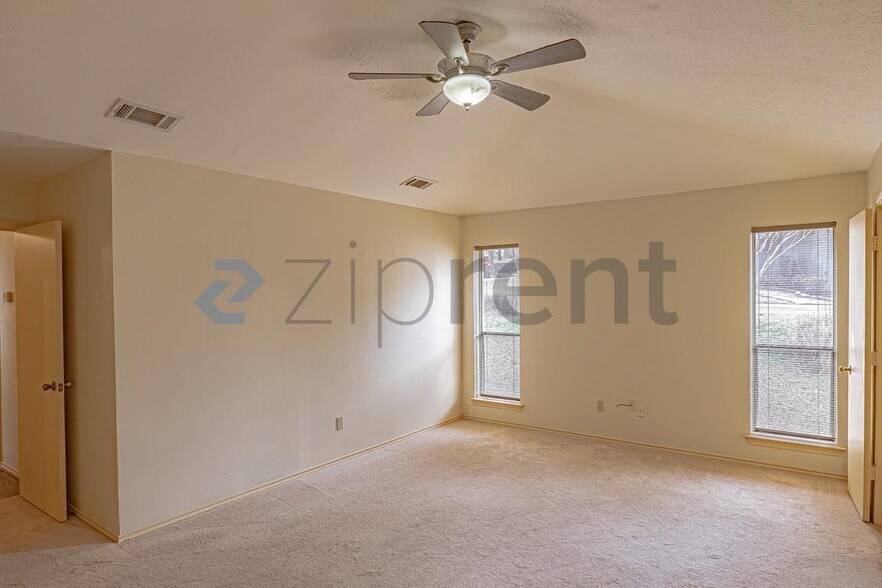 Building Photo - Unit