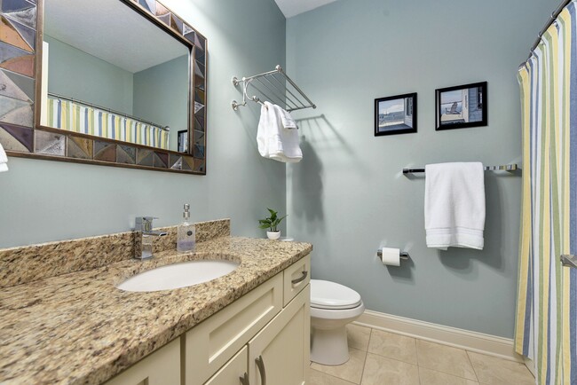 Very nice guest bath with tub/shower combo - 532 Beachcliff Row Dr