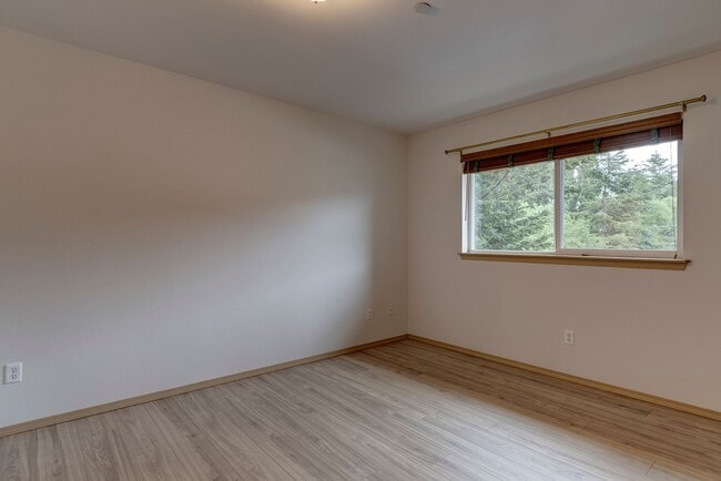 Building Photo - Updated 2 Bedroom 2 Bath Condo near Ft. Nu...