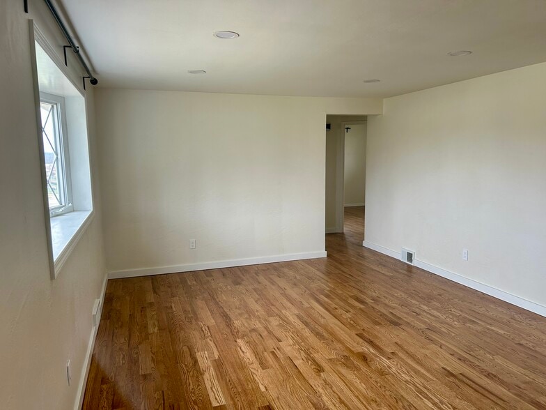 Building Photo - 214 Barbara Dr