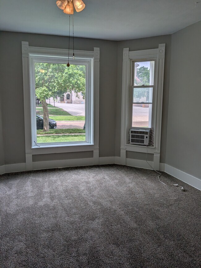 Building Photo - 405 W White St