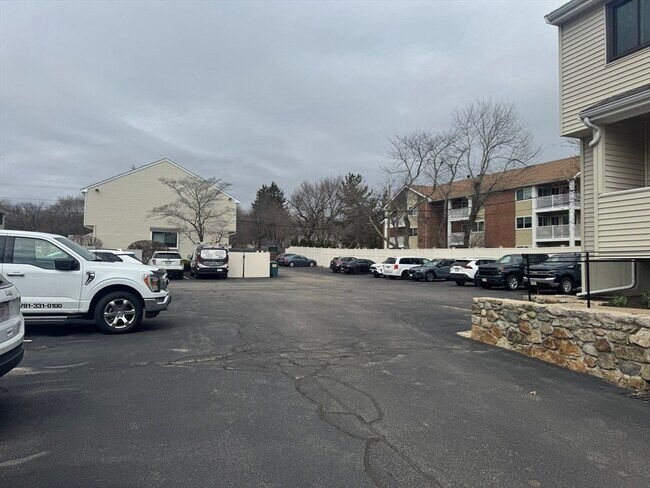 Building Photo - 909 Pleasant St