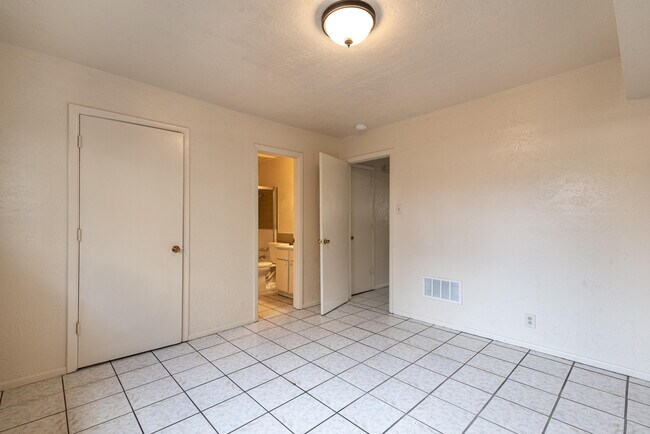 Building Photo - 206 Princeton Dr SE