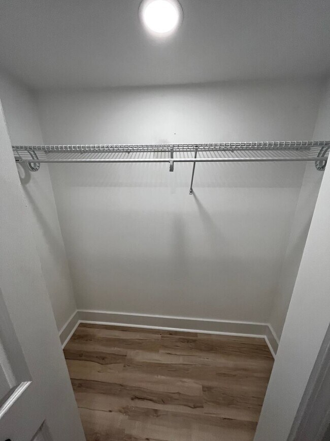 Building Photo - 4Bed/3Bath Renovated Student friendly housing