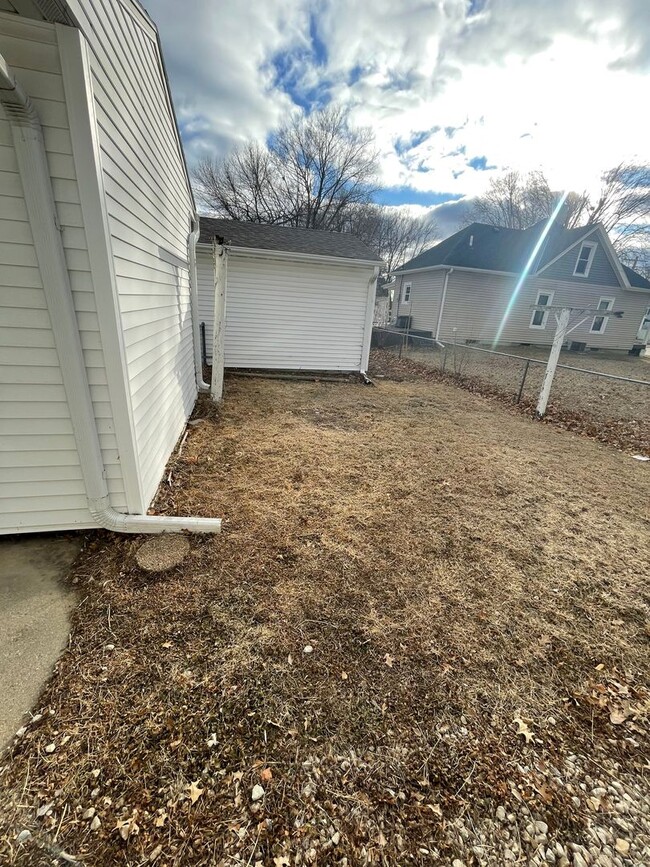 Building Photo - 2 Garages! 3 Bedroom, 1 Bath Home Near Gra...