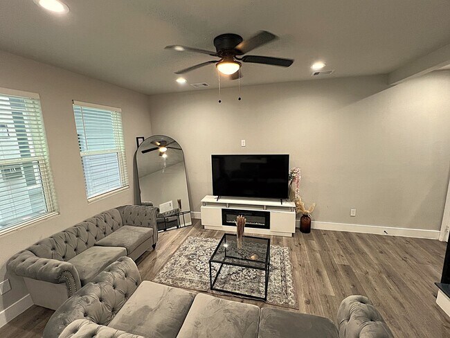 Building Photo - Like New and Close to IAH and Humble Area