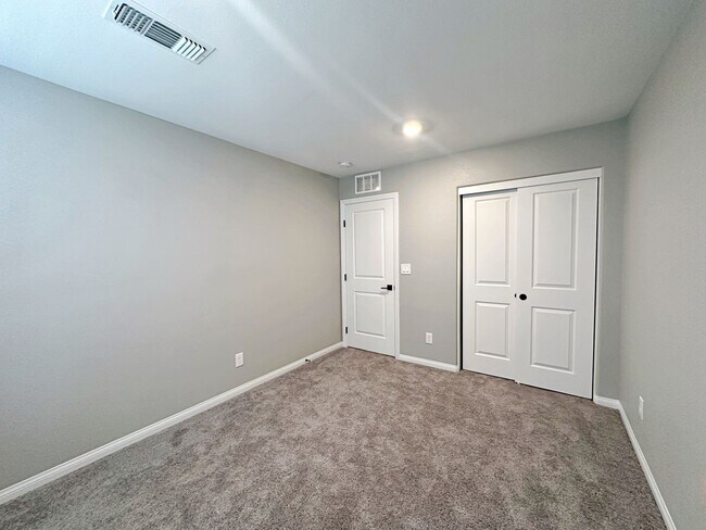 Building Photo - 4 BEDROOM + LOFT HOME IN GATED COMMUNITY