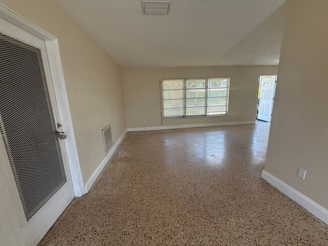 Building Photo - Tyrone single family home 2/1