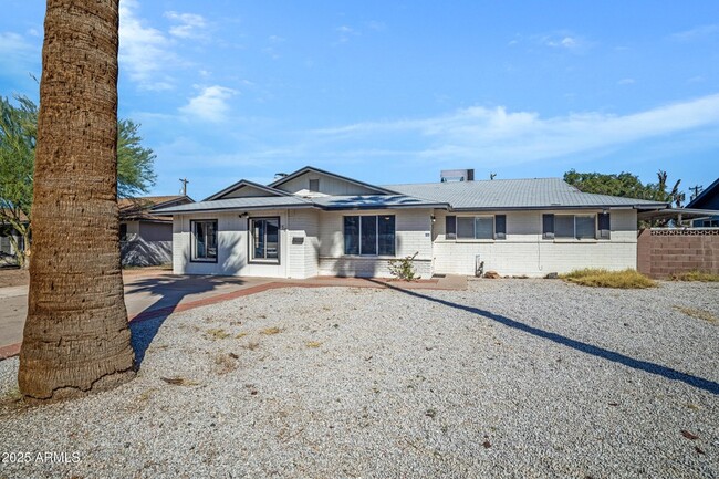 Building Photo - 110 W Del Rio Dr