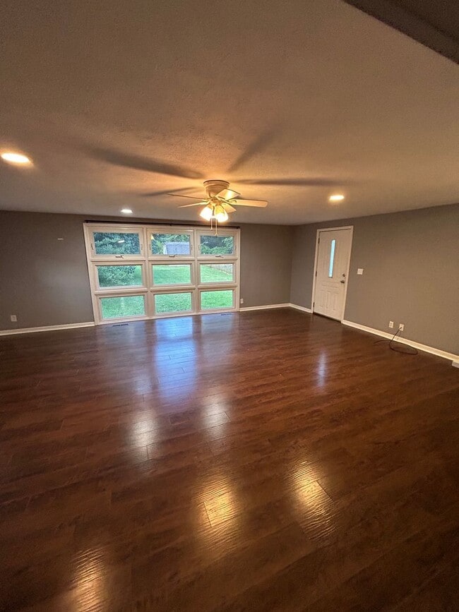 Building Photo - 3 Story Home Available Now Near Campus!