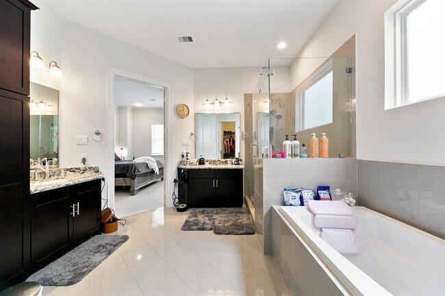 Building Photo - 5633 Petty St