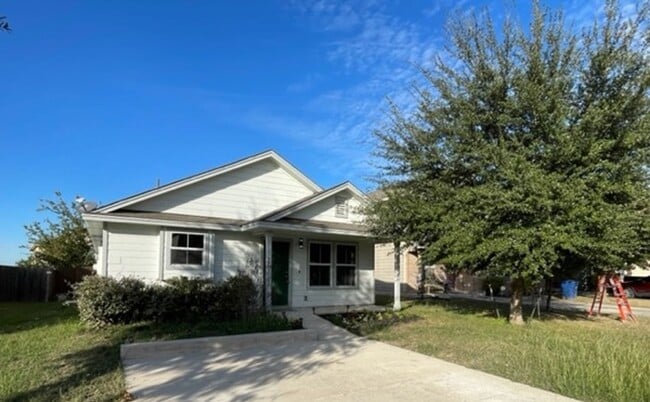 Building Photo - Move-in Ready 3-Bed, 2-Bath Home in Riposa Vita! (SE San Antonio)