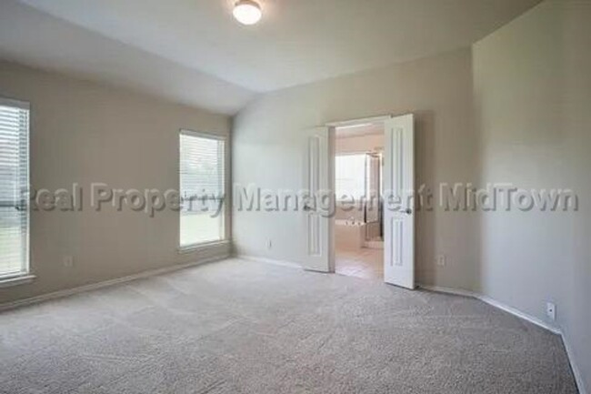 Building Photo - Charming Newer Home Master-planned communi...