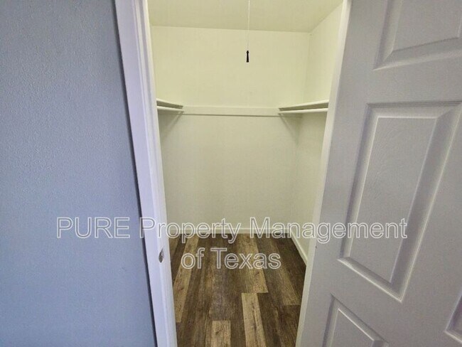 Building Photo - 5808 Wellington Dr