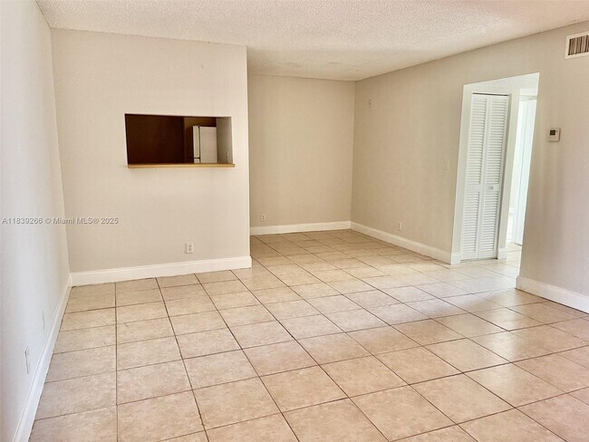 Building Photo - 2624 Riverside Dr