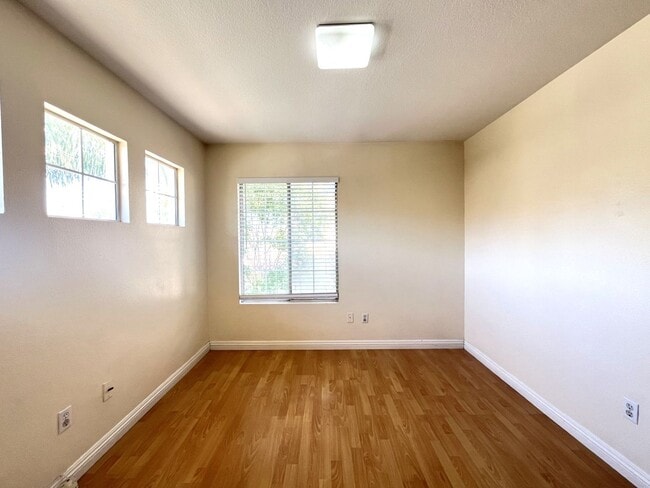 Building Photo - 4 bed, 2.5 bath located in Corona, CA!