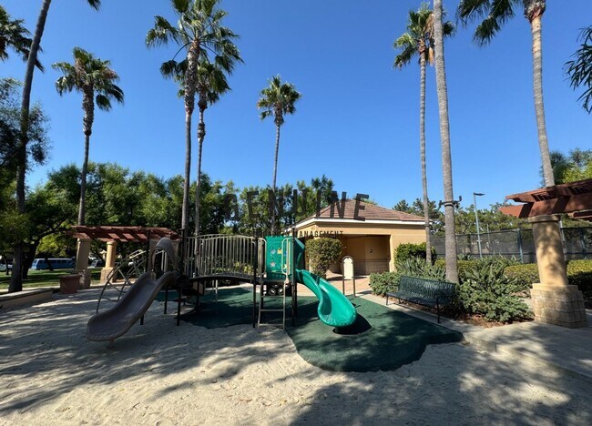 Building Photo - Spacious 3Bd 2.5Ba Home w/Den