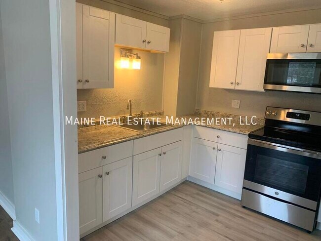 Building Photo - 372 Hammond St