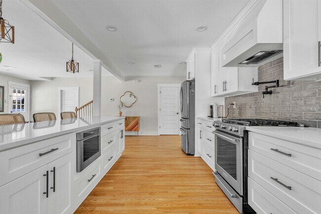 Building Photo - 185 Alexander St