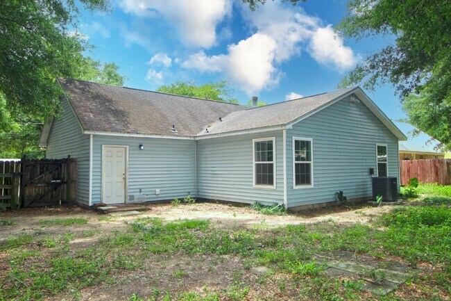 Building Photo - 3BR Home in Milton | All Tile Flooring (No Carpet) | Fenced Yard + Garage | Available 5/1.