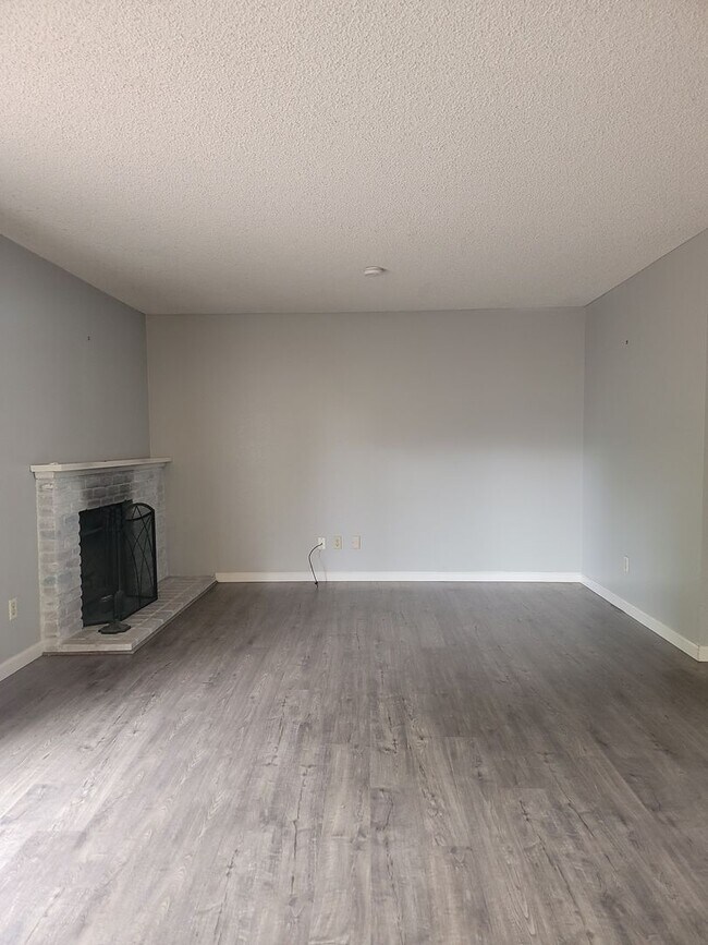 Building Photo - 3 Bedroom 2.5 Bath Corner Lot