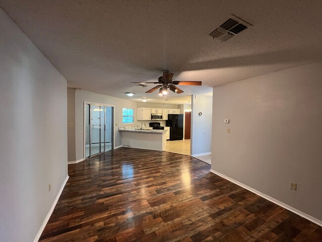 Building Photo - Charming 2-Bedroom, 2-Bathroom Home in a T...