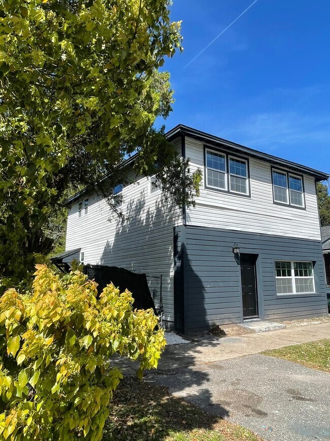 Building Photo - Charming Upstairs 2/1 - Available Now!