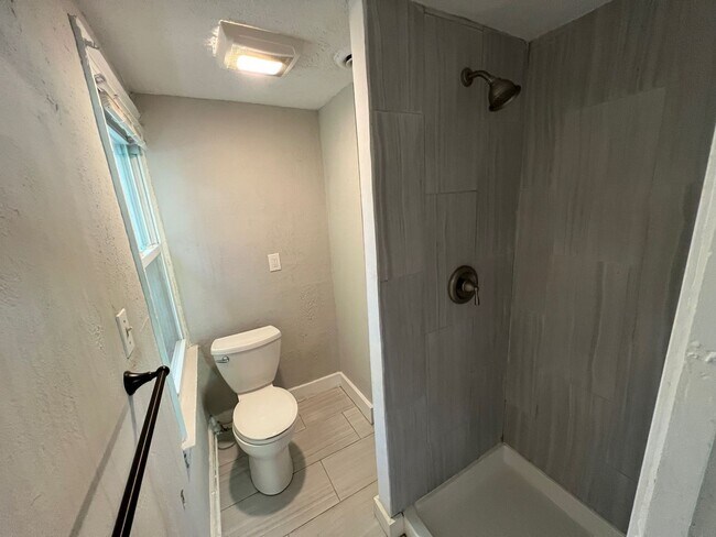 Building Photo - 70 William St