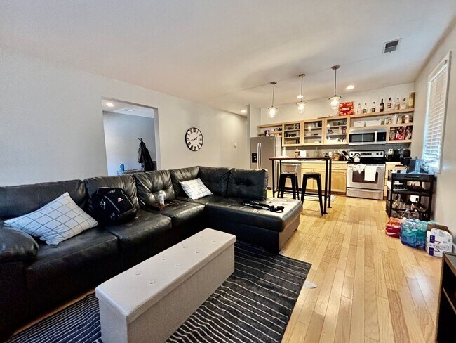 Building Photo - Rainbow Townhomes