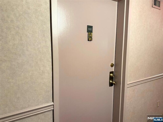 Building Photo - 160 Overlook Ave