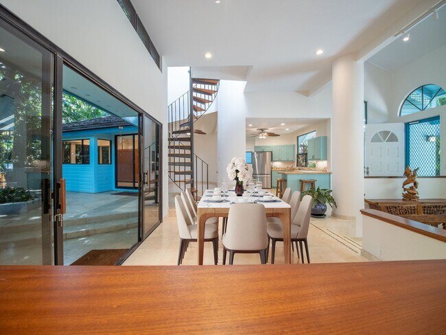 Building Photo - Beautiful Furnished, 2 Bed, 3 Bath, Gated ...