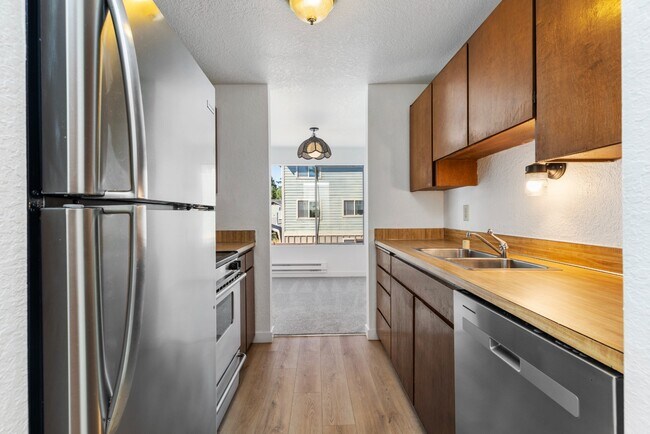 Building Photo - Spacious 1 Bedroom Apartment w/ Parking in...