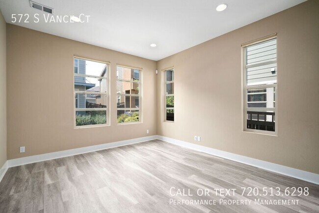 Building Photo - 572 S Vance St