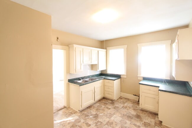 Building Photo - New On The Market! Fresh New Updates!! Bet...
