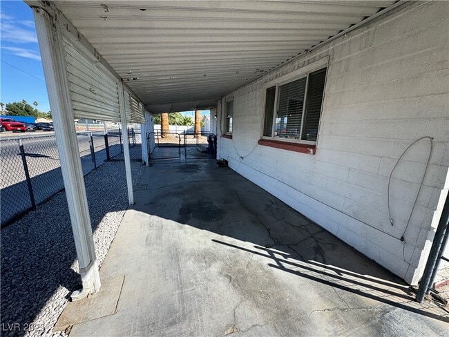 Building Photo - 1300 E Nelson Ave