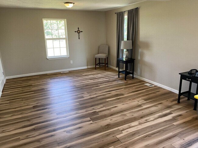 Building Photo - Country living, 15 min North of Springfiel...