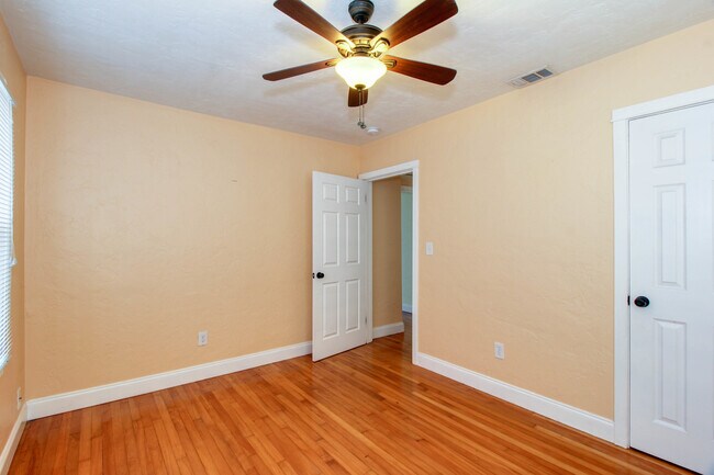 Building Photo - 1709 N Forest Ave