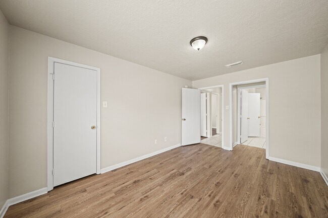 Building Photo - 9731 Youngcrest Dr