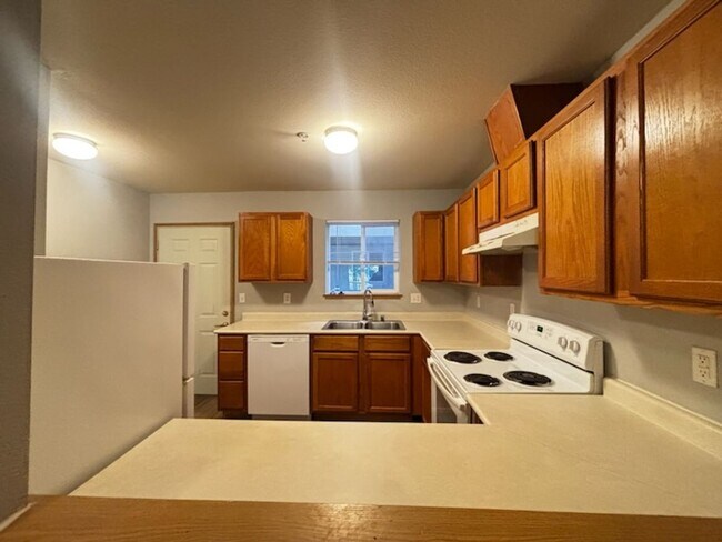 Building Photo - Sign your lease this October at Belleau Wo...