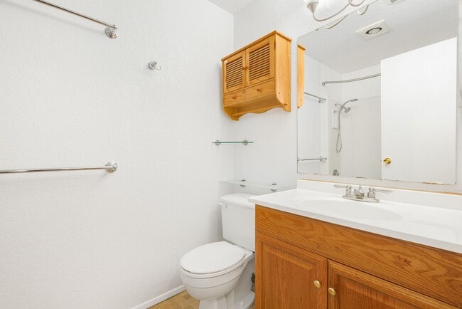 Building Photo - Cozy Redmond 2 Bedroom 2 Bath Condo