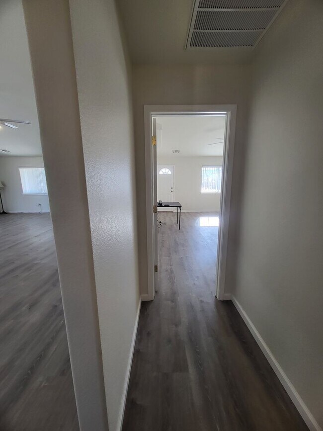 Building Photo - GOLDEN SPRINGS RANCH U8 - W. Betty Avenue